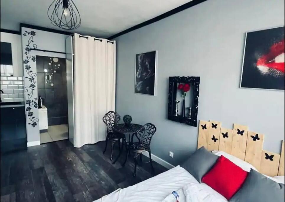Orphelin Studio Avec Balneo Proche Centre Ville Reims Luaran gambar