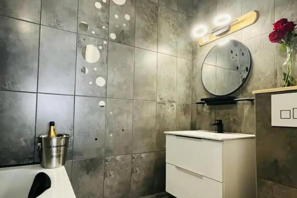 Orphelin Studio Avec Balneo Proche Centre Ville Reims Luaran gambar