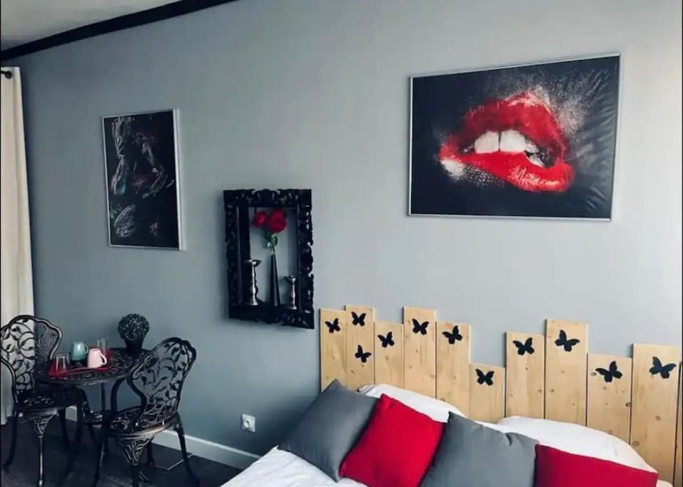 Orphelin Studio Avec Balneo Proche Centre Ville Reims Luaran gambar